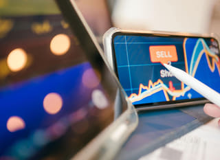 Trader yang menganalisis berbagai pasar meliputi Bitcoin, Ethereum, dan opsi forex
